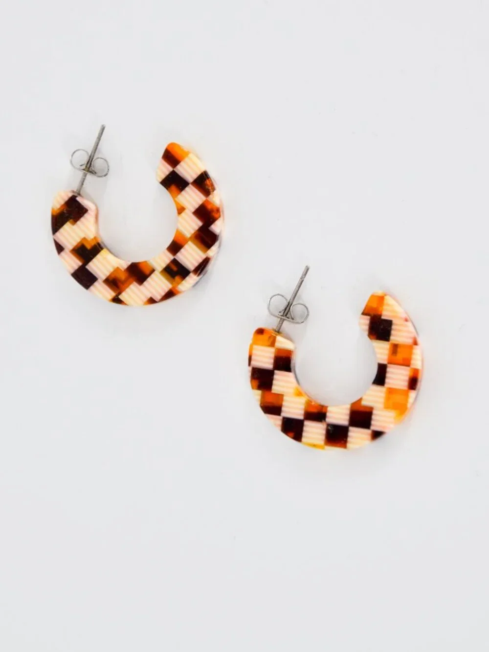 Nat + Noor Checkered Acrylic Hoop Earrings Cream Brown